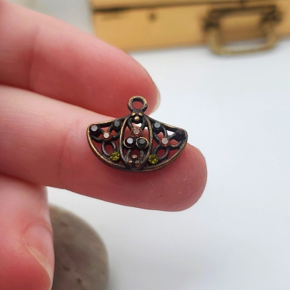Stingray crystal‎ dark academia pendant